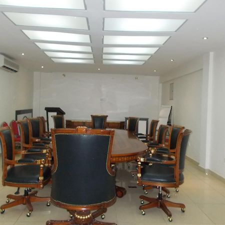 Airport Plaza Hotel Джуба Екстериор снимка