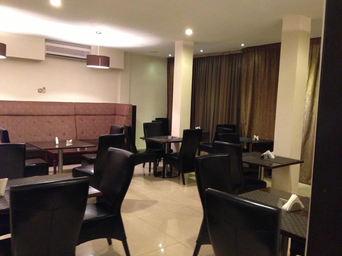 Airport Plaza Hotel Джуба Екстериор снимка